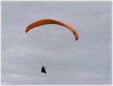 Paraglajder využívajúci vzdušné prúdy nad Žibricou.