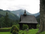 
            Kaplnka v Tatranskej Javorine. Je tam aj nadherny dreveny kostol a okolo cintorin.          
