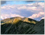 Zvyšok južného hrebeňa tiahnuceho sa severovýchodným smerom. Pripomína mi naše Západné Tatry. 