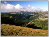 Fotogenické údolie Lapusnicu Mare, oddeľuje severnú časť hrebeňa Retezatu od južného hrebeňa Malého Retezatu. 