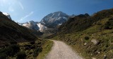 Pinnistal, Karalm(1747m). V pozadí Habicht(3277m), Pinnisjoch(2369m) mit Innsbrucker hutte