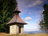 Kaplička na Javorníčku (860 m), v pozadí Vsetínské vrchy