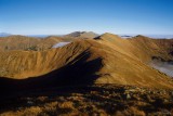 pohľad z Chabenca (1955 m): hrebeň od Kotlísk (1936 m) po Dereše (2003 m) a Chopok (2023 m), vzadu Kráľova hoľa (1948 m)