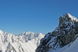 Vzadu Gerlach a skialpinisti na vrcholku Mlynického soliska