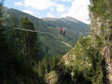 Najatraktívnejším miestom chodníka Alpinisteig je dlhý visutý most ponad vodopády Wilde Wasser.