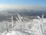 Hrebeň Vihorlatských Vrchov, vľavo Zemplínska Šírava, vzadu Kyjov