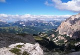 Počas výstupu k ferráte Tomaselli sa skytajú neopísateľné výhľady na skupinu Gaisler Puez a sedlo Groedner Joch.