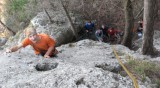 Po príjazde sa chvíľku motame popod steny, naším cieľom je Cimone. Jožino ťahá Käseplatte (5). Zvyšok bandy na nás čumí.