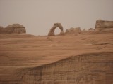 Štátny znak Utahu v pieskovej búrke (Delicate Arch)
