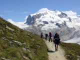 Schádzame chodníkom na ľadovec a obzeráme si celý masív s dvojicou vrcholov Nordend (4609 m) a Dufourspitze (4633 m)