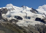 Normálka vedie zprava po Mt. Rosa gletscher do sedla (ca 4300m), odtiaľ na predvrchol a skalnatým hrebienkom s ľadovým výšvihom na hlavný vrchol.