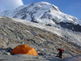 Náš basecamp pri Grenzgletscher asi v 3000m a Lenka baliaca sa na výstup