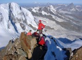 Na predvrchol a začiatok skalného hrebienka v 4500 m prichádzame asi o 9.00 - Magi, Katka a Manus... a vzadu vzadu Mt. Blanc