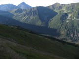 Stúpanie na Kasprov vrch, v pozadí Kriváň
