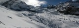 sobota. Grenzgletscher, Zwillings gletscher, vzadu Castor(4223m) a Polux(4091m). A zabradlie zmizlo pod snehom.
