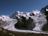 vľavo kopečky Polux (4092m) a Castor(4223m), Schwarxegletscher