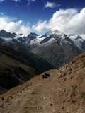 Taschalp, z prava Zinalrothorn(4221m), Schalihorn(3974m), Weisshorn(4500m) s mrakmi