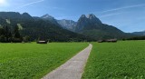 Garmisch-Partenkirchen. Hollental, Schoneckspitze(2226m), Zugspitze(2962m).