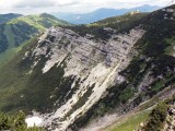 Ferrata Heli Kraft Klettersteig vedie sprava doľava touto stienkou.