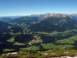 Zápdným smerom sa vypína vápencové pohorie Tennengebirge, náš ďalší cieľ. V pozadí zasnežené vrcholy Hohe Tauern