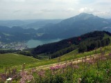 Mestečko St. Gilgen a jazero Wolfgangsee z Zwoelferhornu.